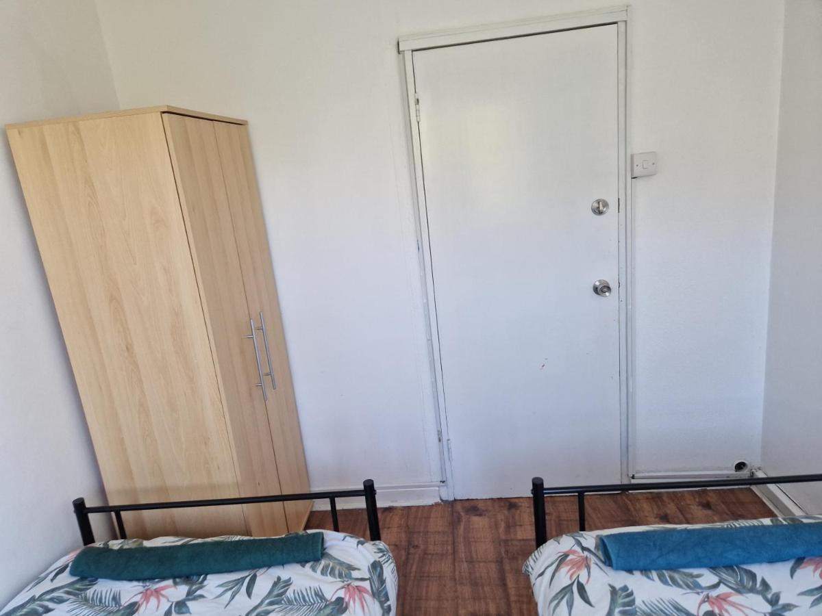 Twin Bed For Guests Leilighet London Eksteriør bilde